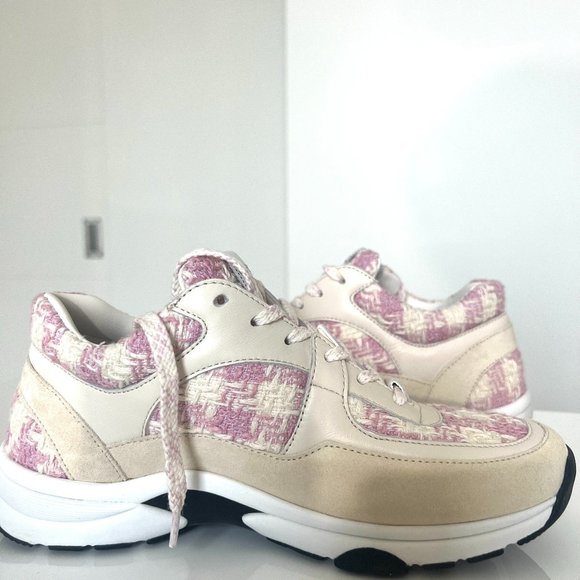 CHANEL 2023 Interlocking CC Logo Sneakers - Picture 3 of 7